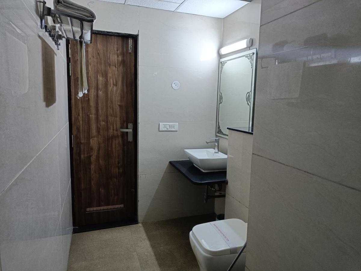 The Dwelling Paradise Hotel Greater Noida Ngoại thất bức ảnh