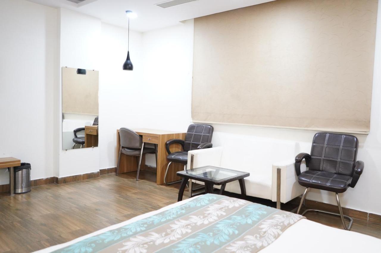 The Dwelling Paradise Hotel Greater Noida Ngoại thất bức ảnh