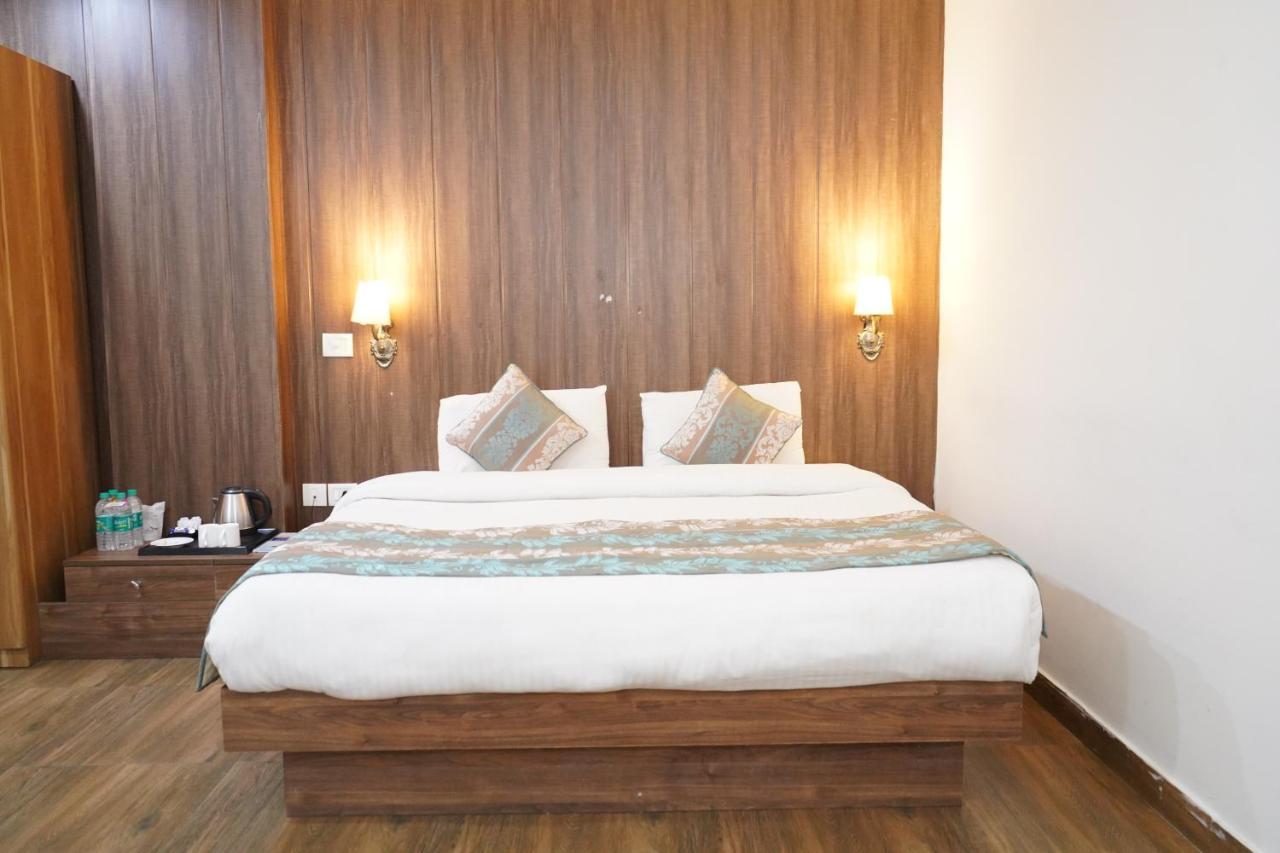 The Dwelling Paradise Hotel Greater Noida Ngoại thất bức ảnh